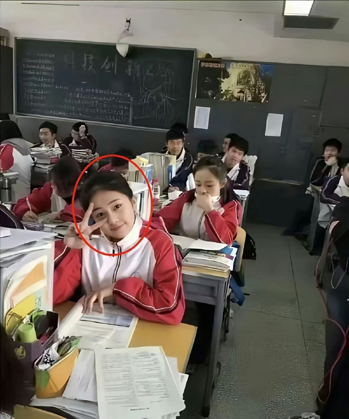 白鹿学生照长这样？白白胖胖的好可爱，和现在一样