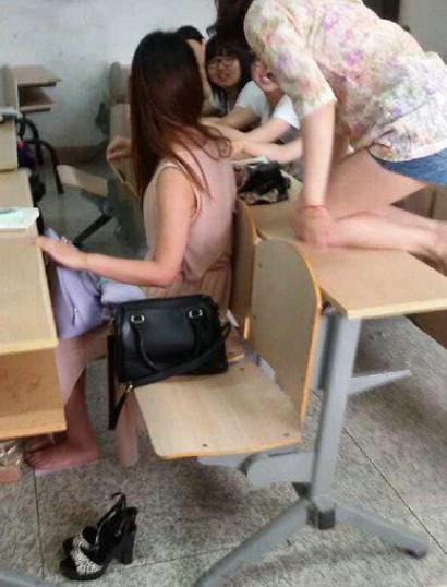 爆笑GIF: 你能别对我笑得那么甜嘛? 我心慌慌