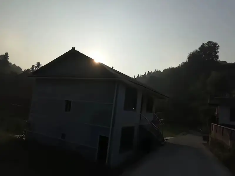 发现没有，男人最可悲之处，就是过了中年才发现，自己娶了一个既强势又愚蠢的女人。根
