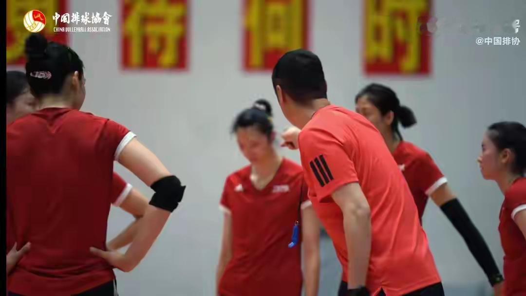 排协放出李盈莹扣球最新照片，8月女排世锦赛李盈莹大概率进入14人名单；赵勇骂吴梦