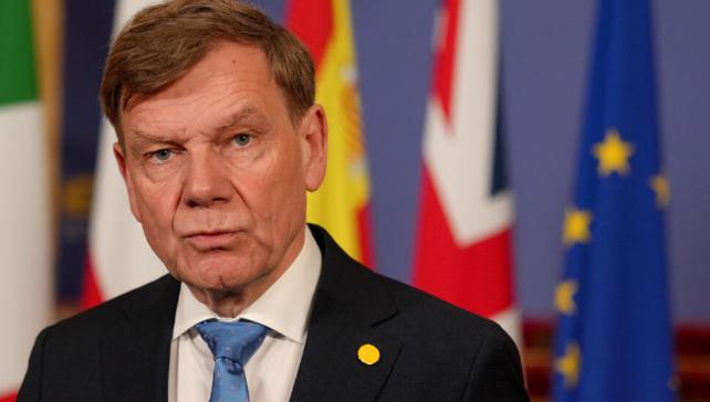 11月3号晚上，王外长“应约”和德国外长瓦德富尔通了电话。在他的访华行程