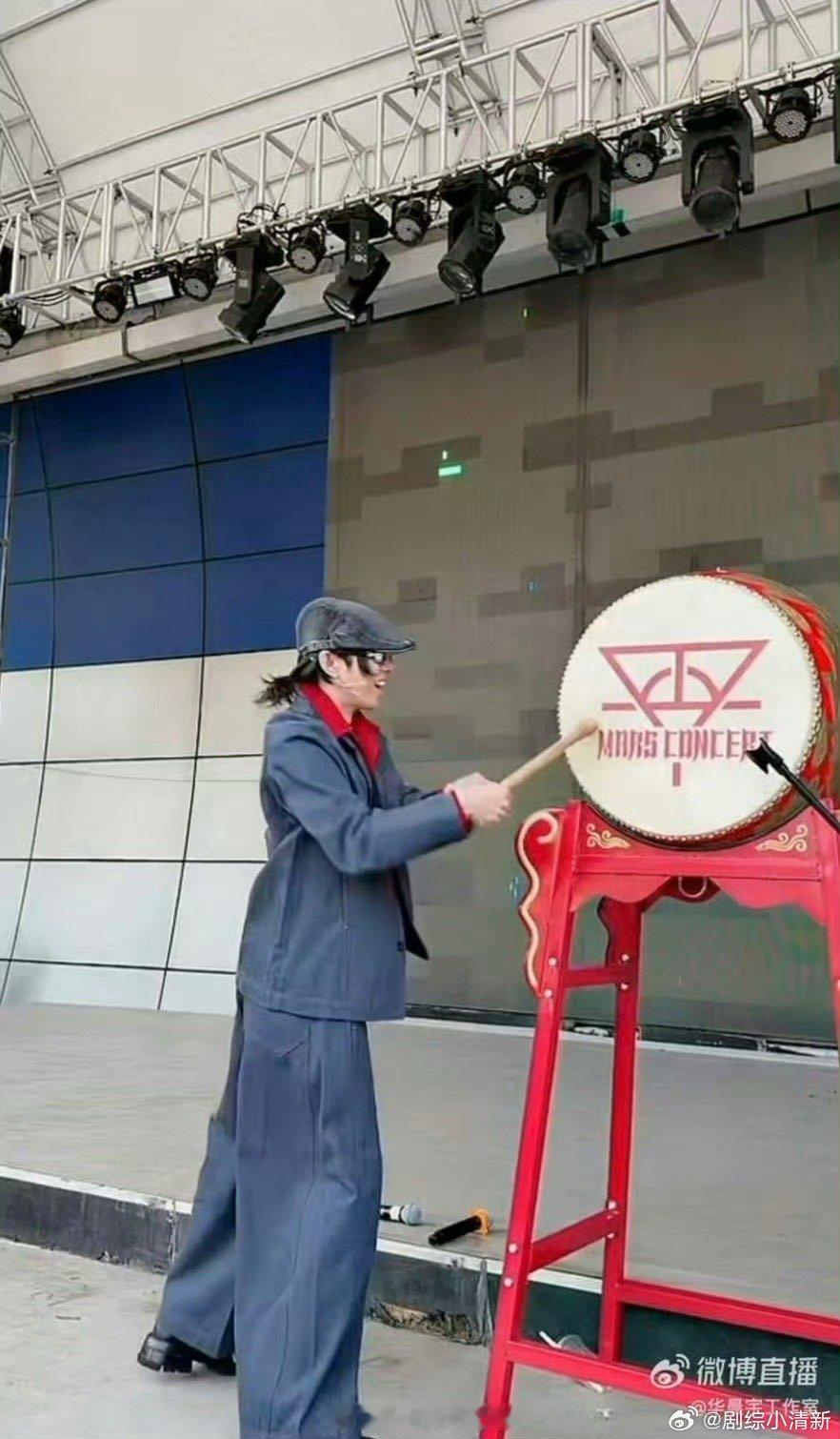 华晨宇这一跪太萌了华晨宇跪地捂脸的画面在我脑子里循环播放！怎么有人能把认错姿势