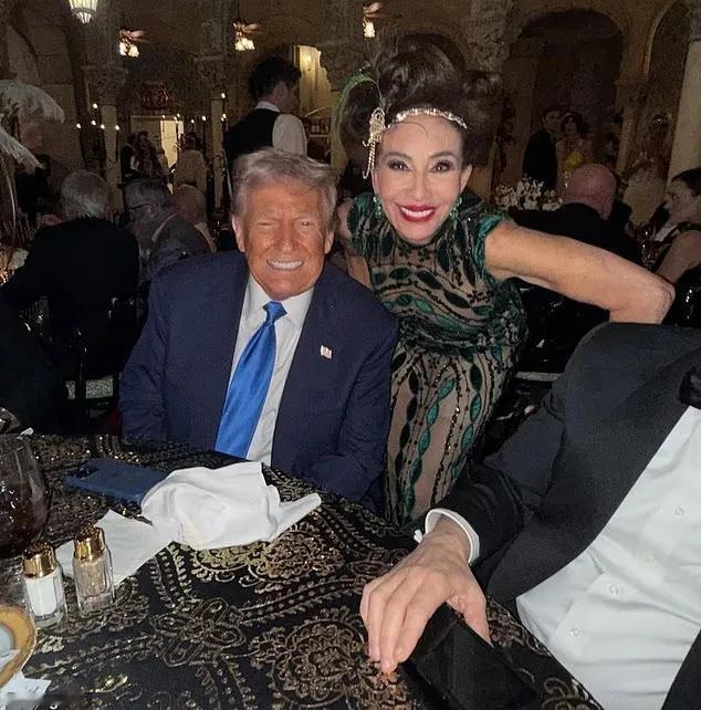 79岁特朗普回海湖庄园办奢华派对，红唇女郎热辣舞动！尽管特朗普的支持者坚称，这是