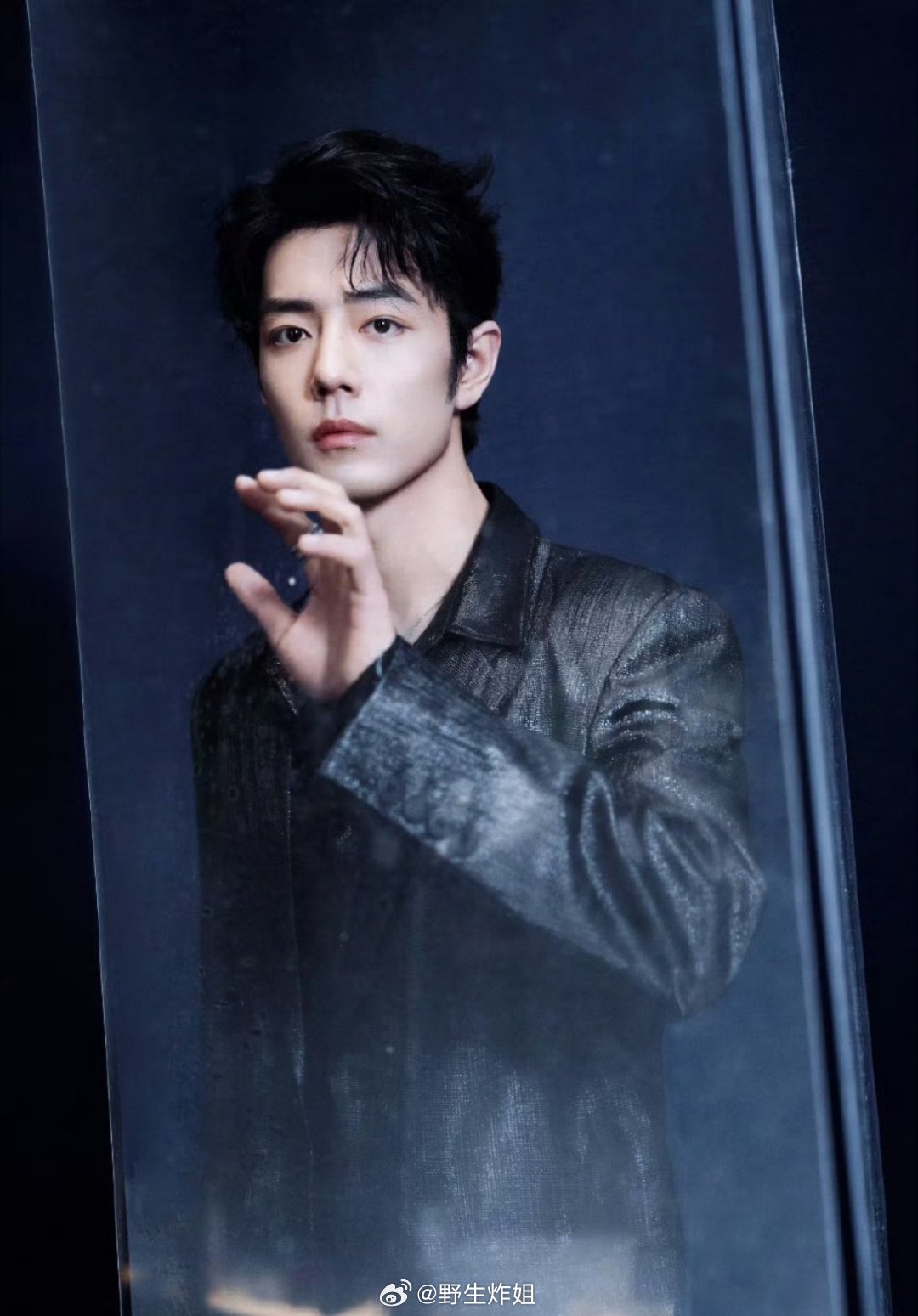 肖战的品质盛典妆造图出来了，一身银黑色西装套装，整个人显得闪闪发光呢，看完这身妆