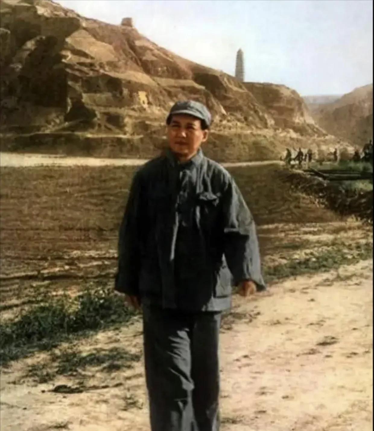延安时期艰苦的岁月，没衣穿少饭菜，毛主席领导的八路军坚持抗战，打败国民党反动派，