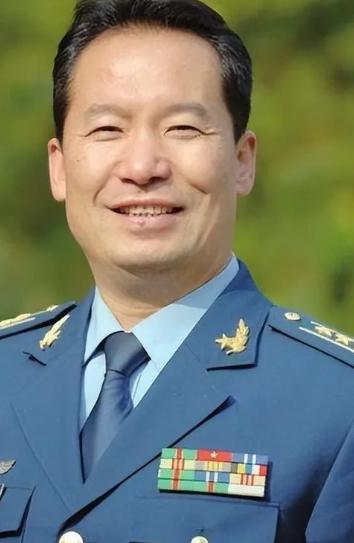 1987年，试飞员徐勇凌的歼6战机失控，惊险跳伞后，他跌入了荒无人烟的大山深处，