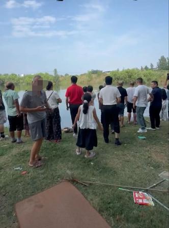 悲剧还是发生了！7月18日下午，河南许昌，28岁男子郑晨阳带着女儿，和前妻、一众