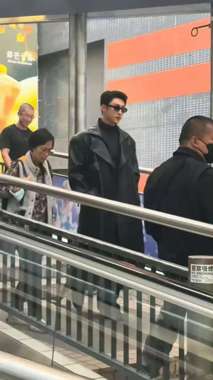 有粉丝香港偶遇黄景瑜了，这穿搭好像卧底，港片风不就来了吗，但是这内搭会不会太紧了