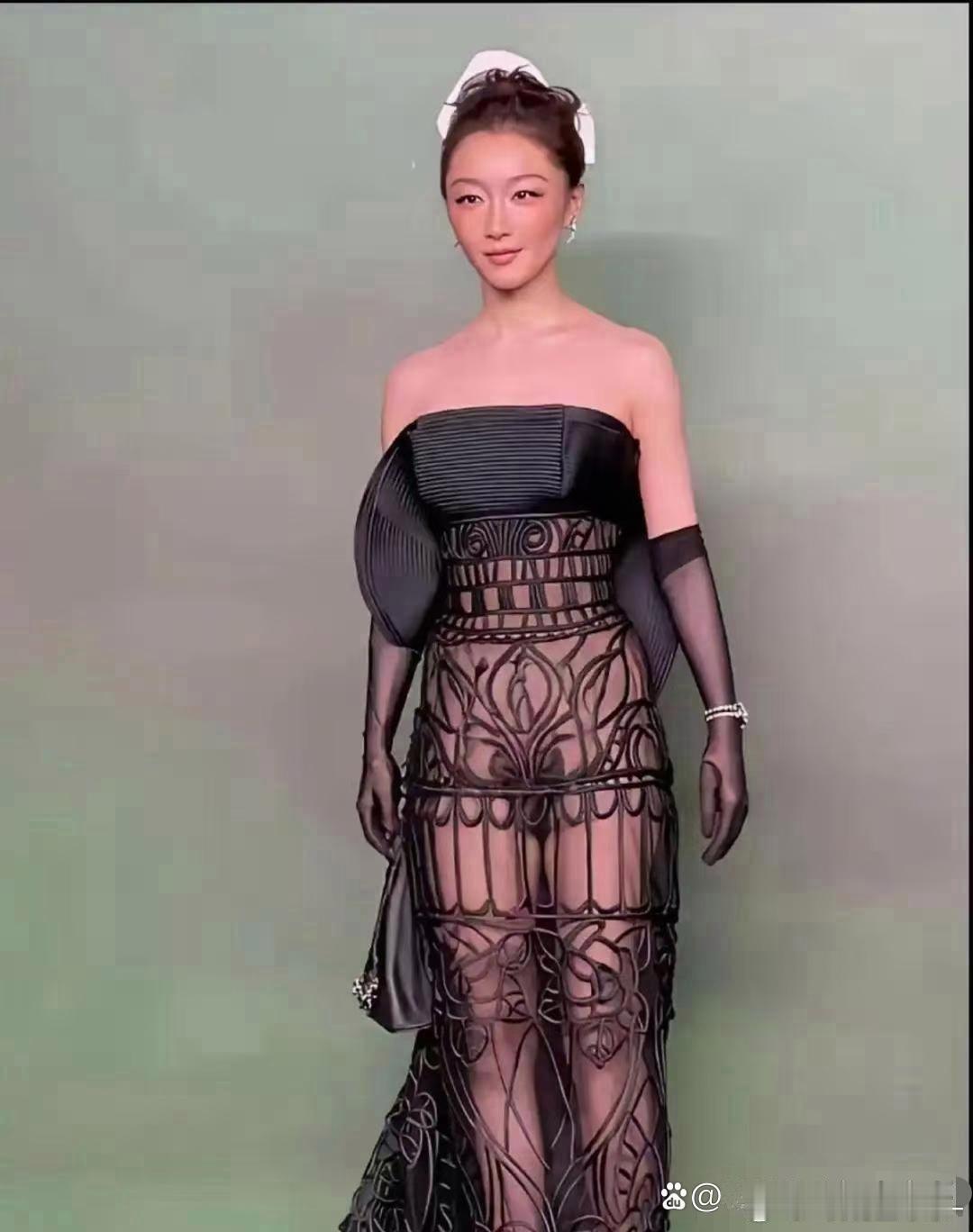 周冬雨亮相VOGUE盛典，一身黑色透视礼服，和她以往的少女清新风完全不一样。薄纱层层叠叠，看起来朦朦