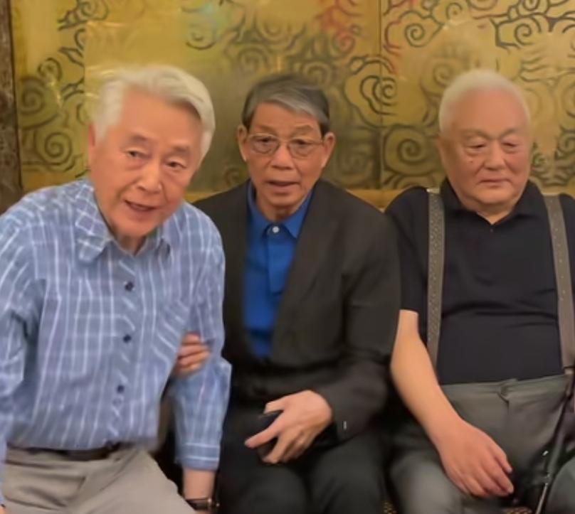 上海和北京两位足坛教父同框！我们看到徐根宝和金志扬一起合影！非常感慨！曾经联赛赛
