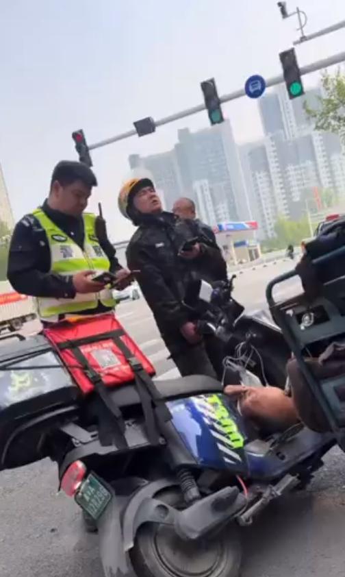 今天河北石家庄，一外卖小哥，电瓶车不小心碰到一老汉，老汉直接躺在外卖车上，叼着烟