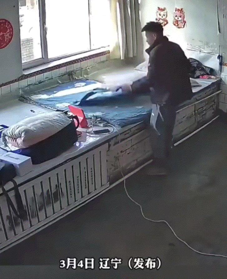 辽宁，一男子独自回到无人居住的老家过年，春节结束后，男子又要踏上返程务工之路。可