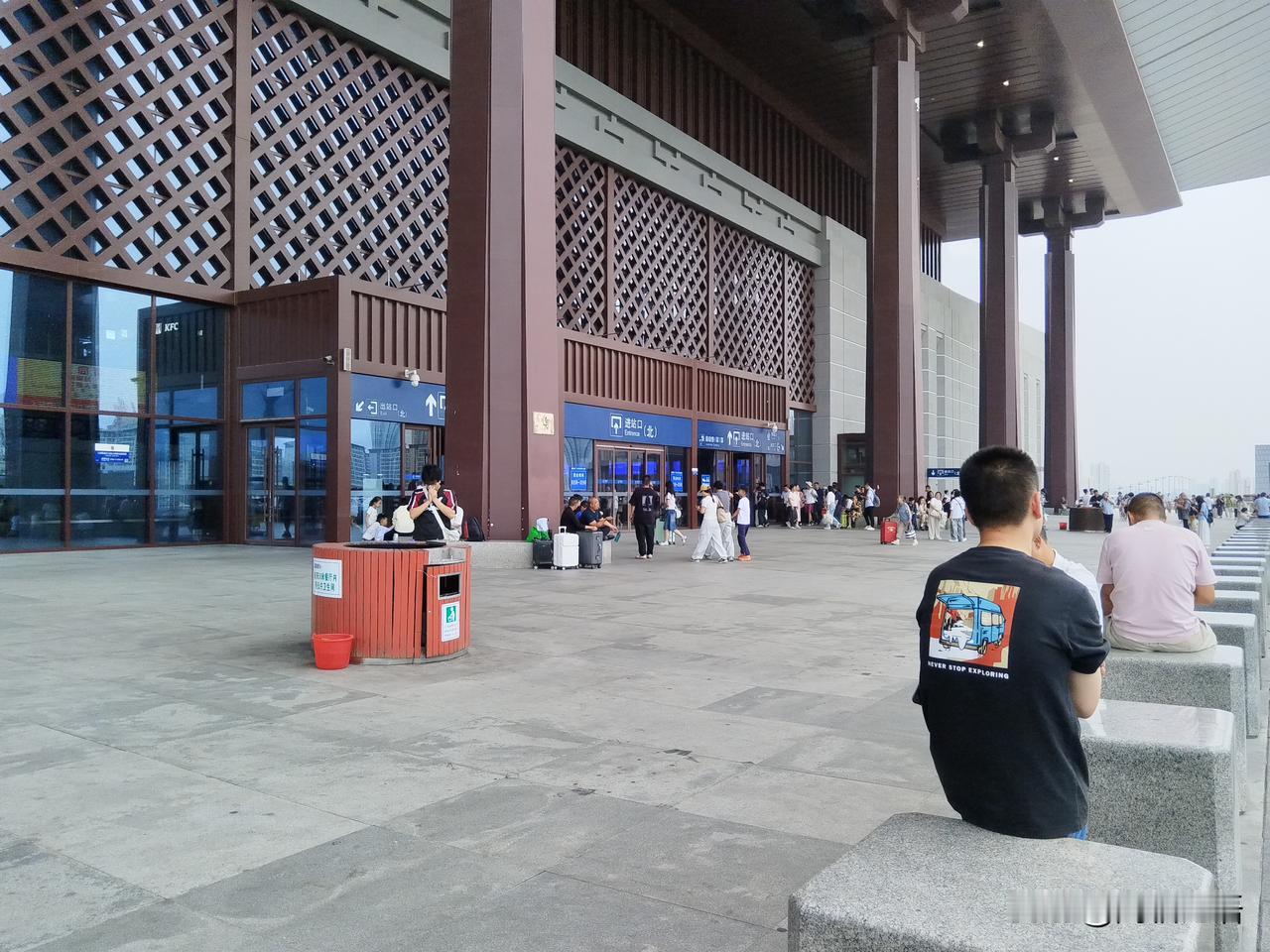 山西大同：道路宽阔，路旁及居民小区空地多，比较空旷，老旧小区较少，建筑设计简朴；