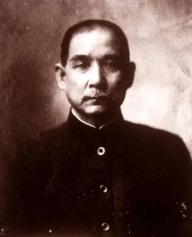 孙中山一手缔造了民国，被尊为国父，可为什么他的家族却没有位列四大家族？一句话：蒋家天下陈家党，宋家姐