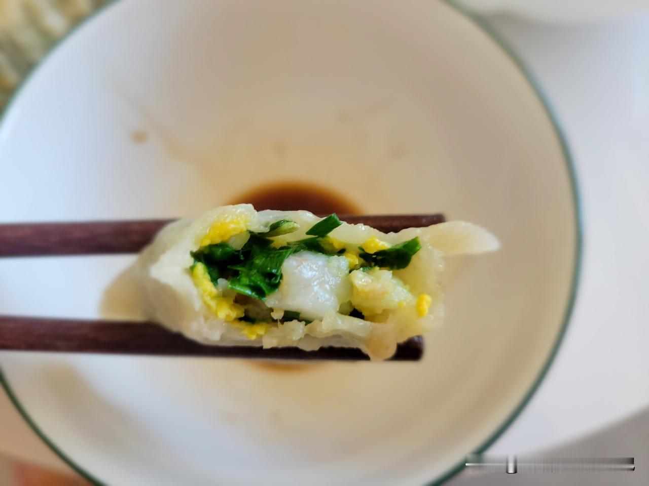 春天是吃韭菜的季节，中午又包了韭菜鸡蛋虾仁馅水饺，一口下去，爆汁一样特别鲜。