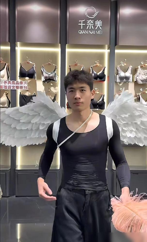 一个堂堂七尺男儿，谢浩男的战友刘海军，竟然为了帮“婆婆”直播带货，穿上低胸女装、