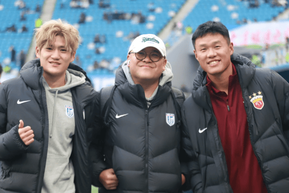 大连跟队记者晒与刘祝润及李昂的合影: 一起期待2026