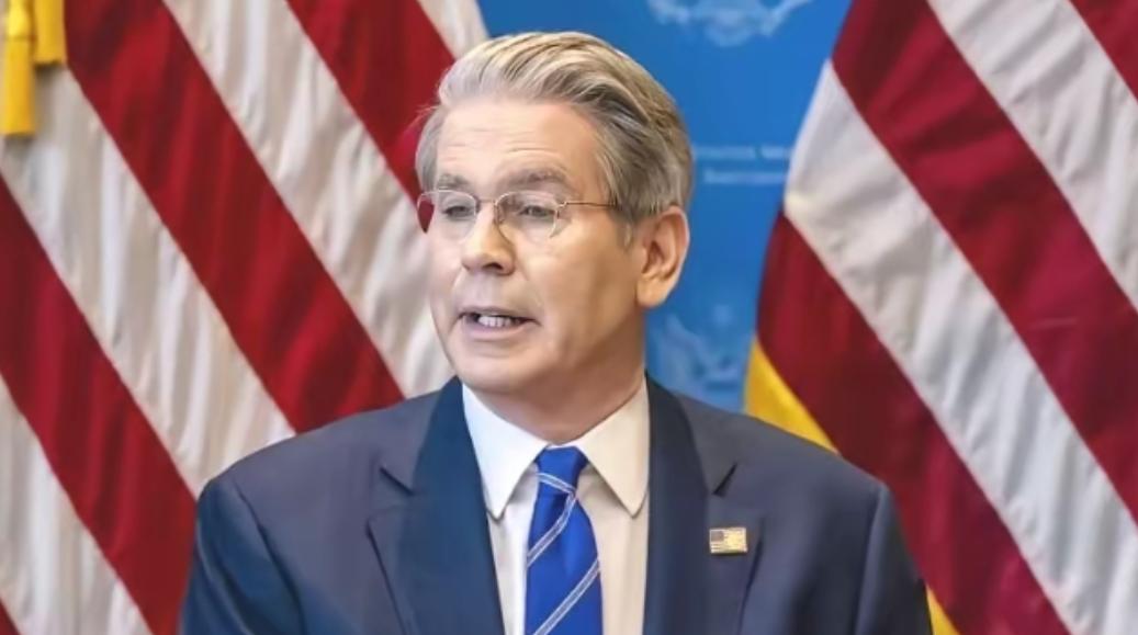 气笑了！美国财长贝森特公开声称，世界没法承受一个贸易顺差达到一万亿美元的中国！但