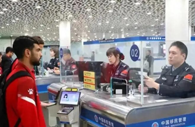 全网吵翻！外嫁女性或将注销国籍、限探7天？ 这条热议的内容是这样的：中国女境