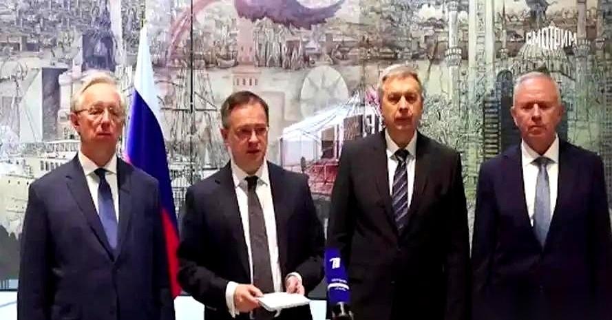 僵持了四年的俄乌战场，突然被人从后台直接拔了电源。3月26号，华盛顿一间会议室