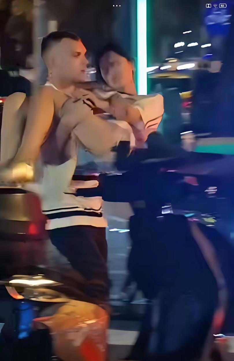 那些专门跑到中国夜市晃悠的外国博主，打着“交友”“旅游”的幌子，看到女生就往上凑