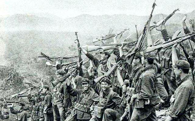 79年，血的教训，装备战术，全都落后那时候啊，钢盔都没有，你说气不气人，部队戴