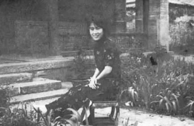 1942年，著名女作家沉樱正怀3胎时，得知丈夫把全部家当了3万块，拿去给戏子赎身