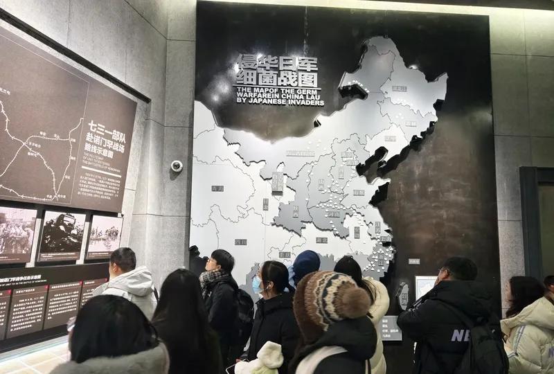 日本人在战争中的残暴和生活中的彬彬有礼看似矛盾，实则有因。从历史看，侵华时日军