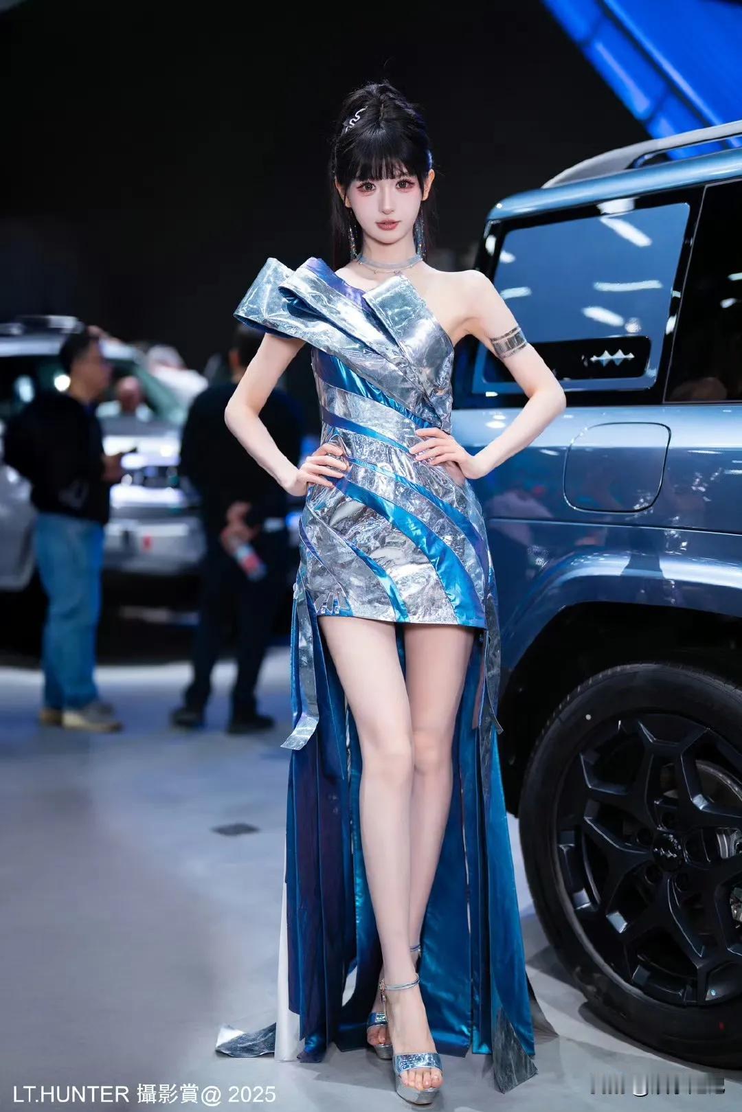 银装美人倚车旁，风华绝代似天仙。车模小玥玥