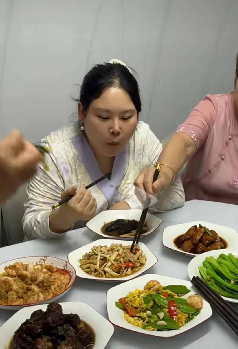 妞妞三胎没去月子中心，选择在家坐月子，是正确的。要说妞妞是不缺钱的，做自媒体这