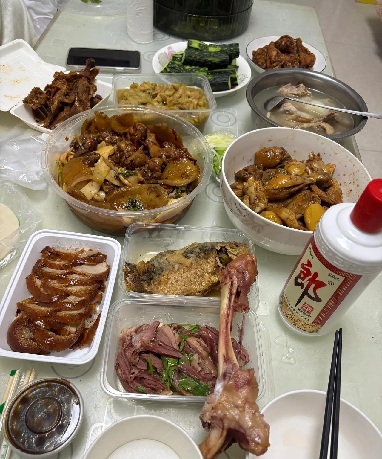 朋友晚上叫我过来聚聚，我一看这么热的天，连个冰镇啤酒都没有。太不