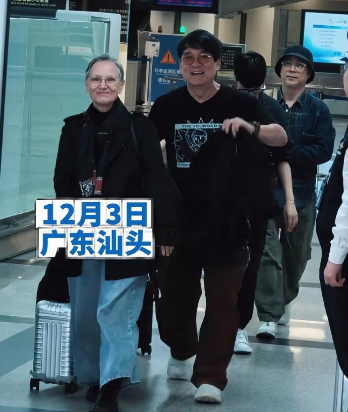 64岁周华健和老婆儿子一起回汕头拜祖，他的老婆看起来好苍老，但气质挺好的。儿子周