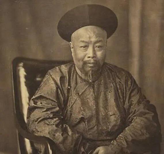 1857年10月，因为汉奸出卖，英国人俘虏了当时的两广总督叶名琛。当英国人还在考