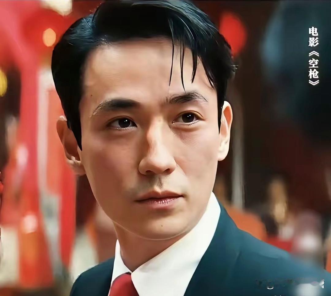 筹拍《空枪》时，导演对朱一龙说:“整部电影需要全程粤语原声出演。”朱一龙说:“给
