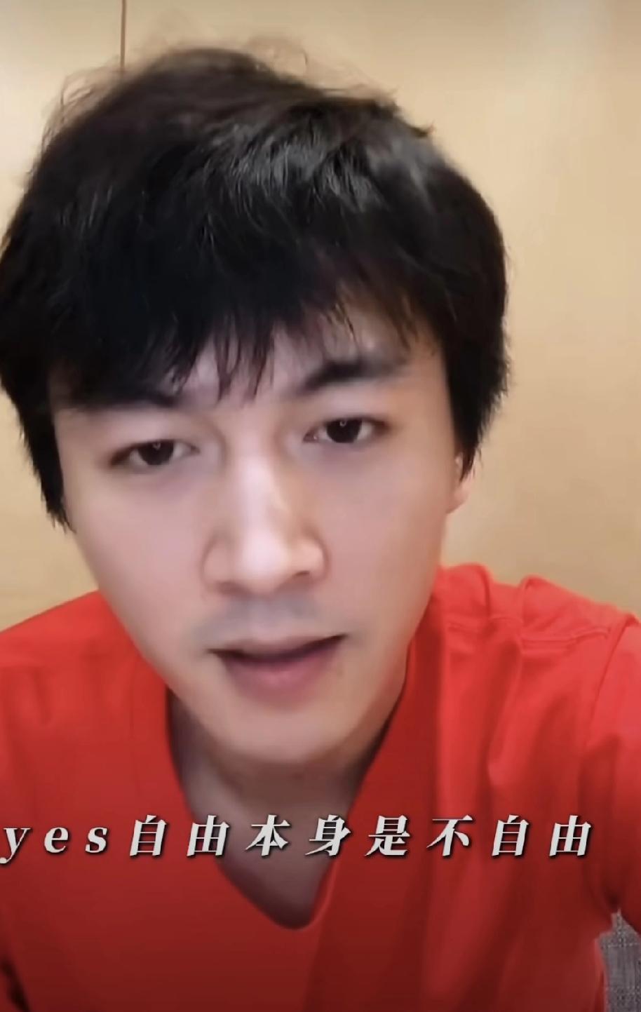 看着直播里多次叹气欲言又止的陈晓，想起了多年前他为了躲避骚扰而跳车逃跑，想起了《