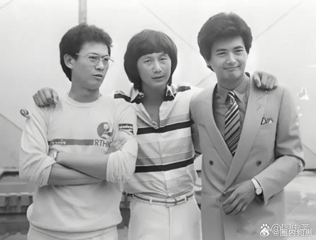 1980年珍贵老照片流出，郑少秋、许冠杰、周润发年轻时同框，彼时三人尚未爆火，一
