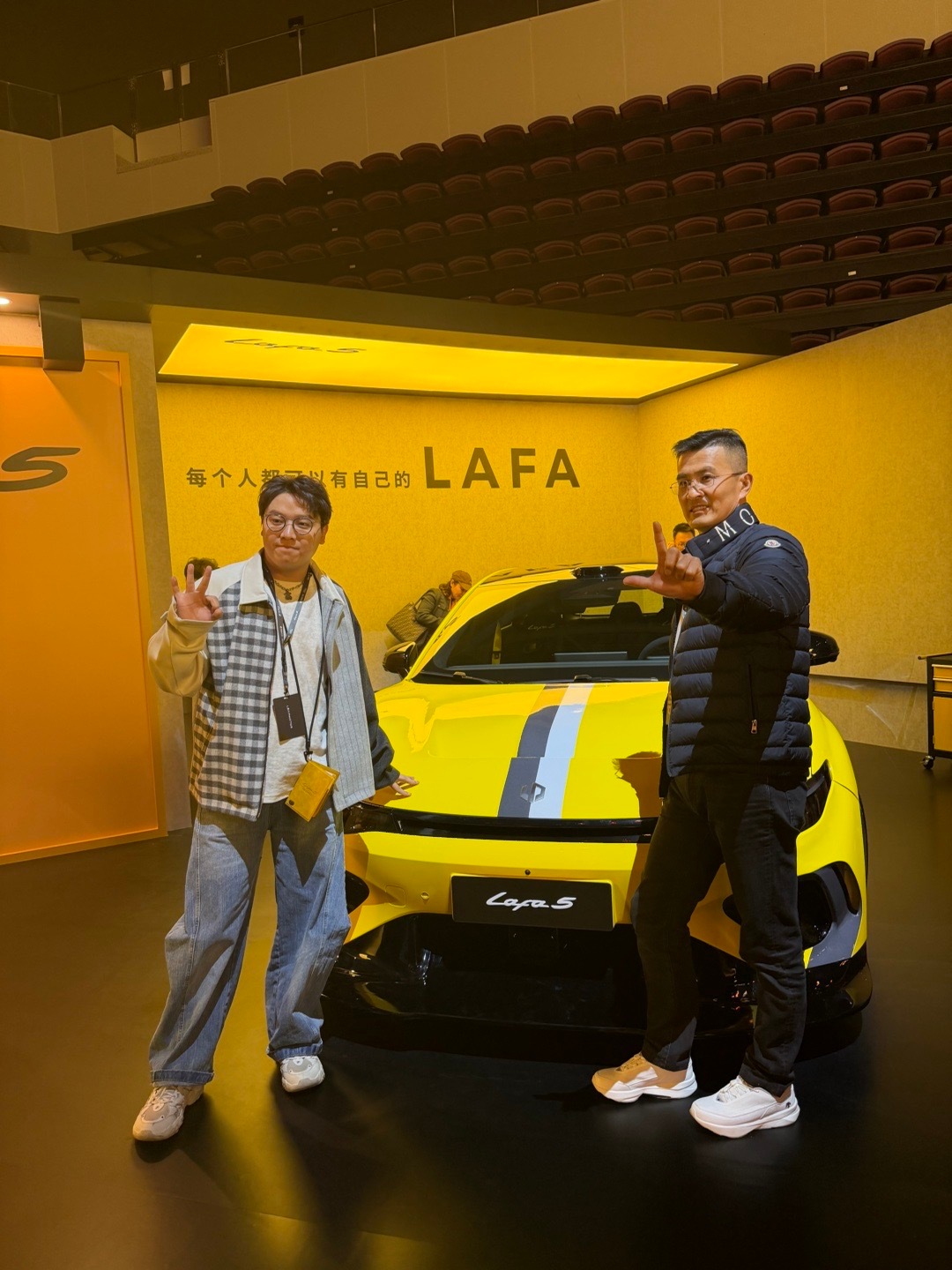 第一次上发布会紧张坏了看到现场很多人都在围观自己改的车非常欣慰零跑零跑lafa5