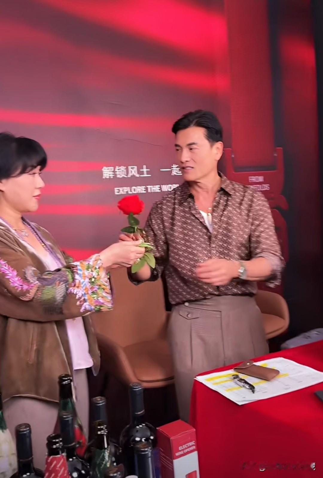 吕良伟老婆现身北京，探班直播的老公，两人下班后共度情人节，富豪老婆对吕良伟真的是