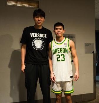 杨瀚森亲临现场为林葳加油。在俄勒冈大学和冈萨加大学的比赛当中，杨瀚森亲临现场替林