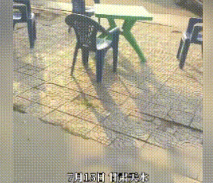 甘肃天水，便利店老板的小孩，在店外尿在一对情侣身上，男的去买湿纸巾的时候提了一下