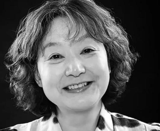 她是1977年中国恢复高考以来，第一位高考女状元，语文差一分满分，她的作文更是被