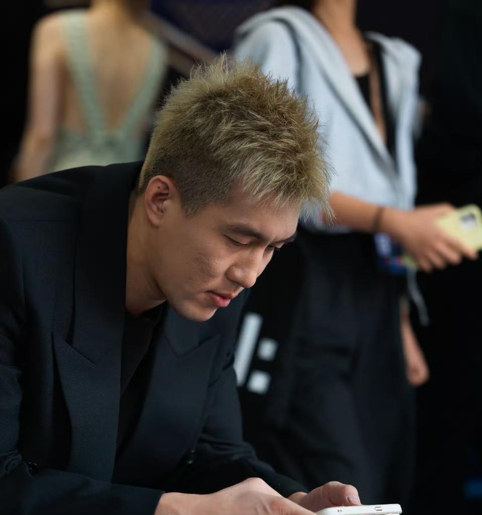 郭艾伦打赌输了，跳尬舞偿还赌债！不知道他在12月3日开打的CBA俱乐部杯比赛中还