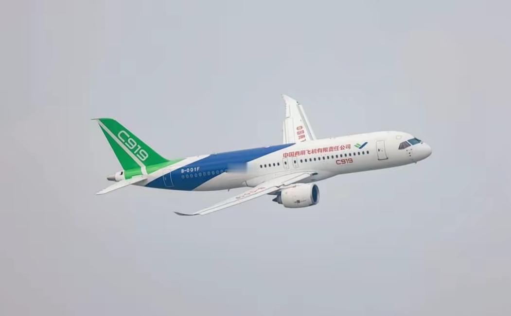 中国终于扬眉吐气了！C919首次执飞国际商业航线，飞抵蒙古国还获“水门礼”迎接，