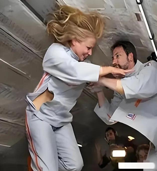 1992年，首对美国夫妻宇航员上天，在完成8天的太空之旅后，记者们急冲冲的抛出问