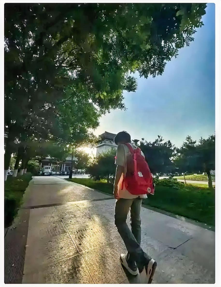 太可惜了！我有个老朋友，他家三代从医，昨天他告诉我，他孙子，高三，辍学了。