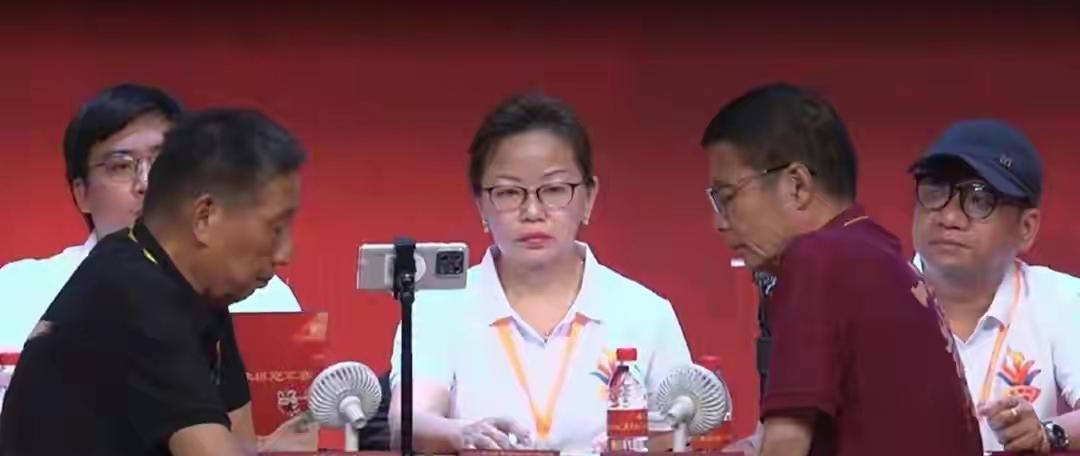 第32届“五羊杯”全国象棋冠军赛，公开组程宇东、元老组柳大华夺冠。在长达43年