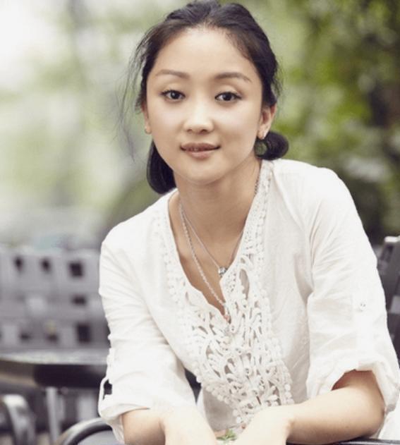 张瑶当年差点就嫁给了孙浩，后来却转身主动向富豪老公求婚，如今两人丁克过得很自在。
