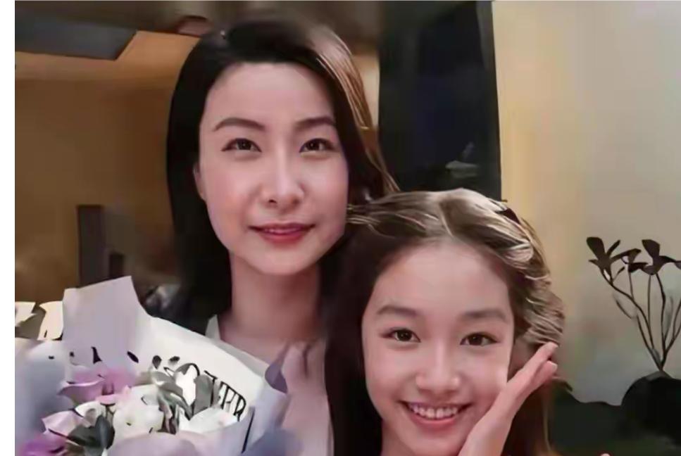 郭晶晶女儿霍中研长得好像奶奶朱玲玲。