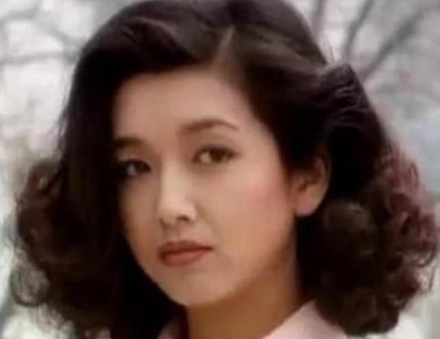 1998年，江珊在美国生下了女儿，王志文马不停蹄坐飞机去看孩子，见面就夸孩子的名