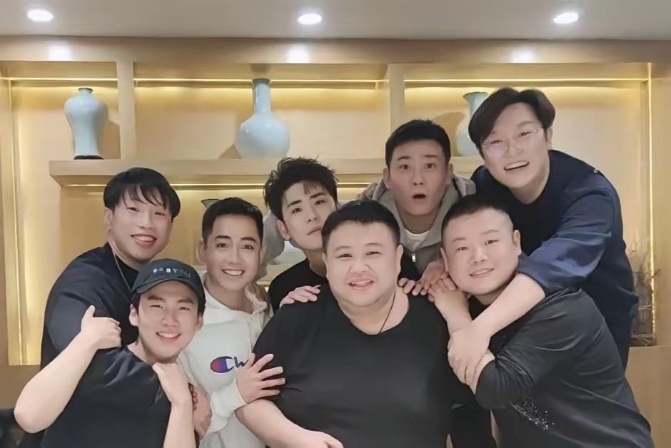 德云社成员聚会合影：我一眼就认出了前排身宽体胖、喜容绽放的孙越，方颐大耳、气色盈